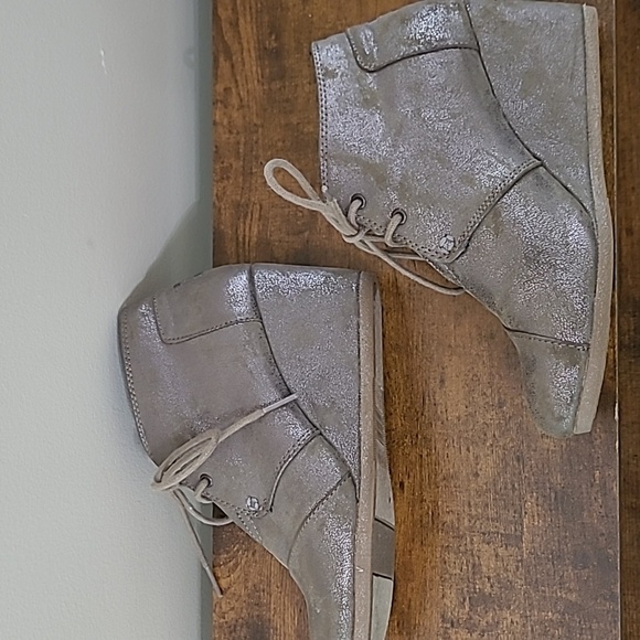 Toms Metallic Gray Lace-up Ankle Booties size 7 - Picture 5 of 10
